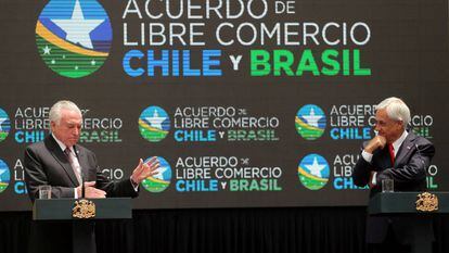 Os presidentes do Brasil, Michel Temer (à esquerda), e do Chile, Sebastián Piñera, falam em entrevista coletiva durante a assinatura do TLC entre os dois países.