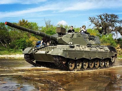 Visitantes do parque Drive Tank conduzem um tanque de guerra.