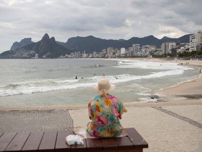 Senhora na praia do Arpoador, no Rio.