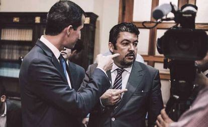 Roberto Marrero (no centro) com Juan Guaidó (esquerda), em foto divulgada por Marrero em sua conta do Instagram