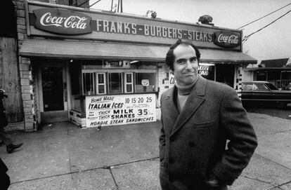 O escritor Philip Roth, diante de uma de suas lanchonetes favoritas de Newark, em dezembro de 1968.