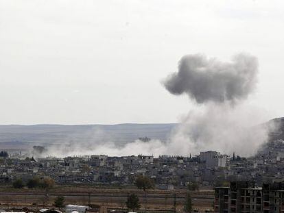 Ataque aéreo em novembro produz nuvem de fumaça na localidade síria de Kobane.