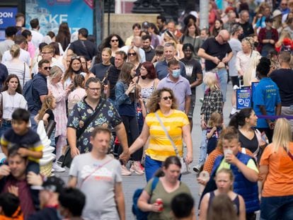 Pedestres caminham em Londres na segunda-feira