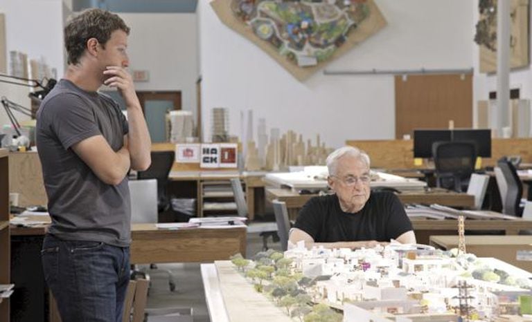 Mark Zuckerberg e o arquiteto Frank Gehry em 2010.