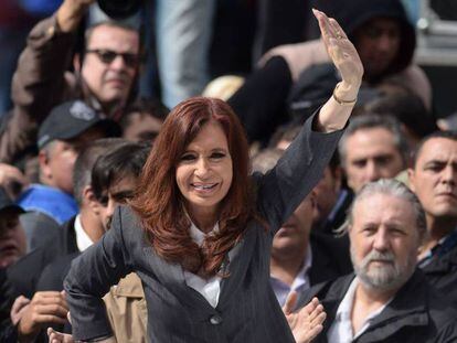 Cristina Kirchner acena para a multidão, depois de prestar depoimento.