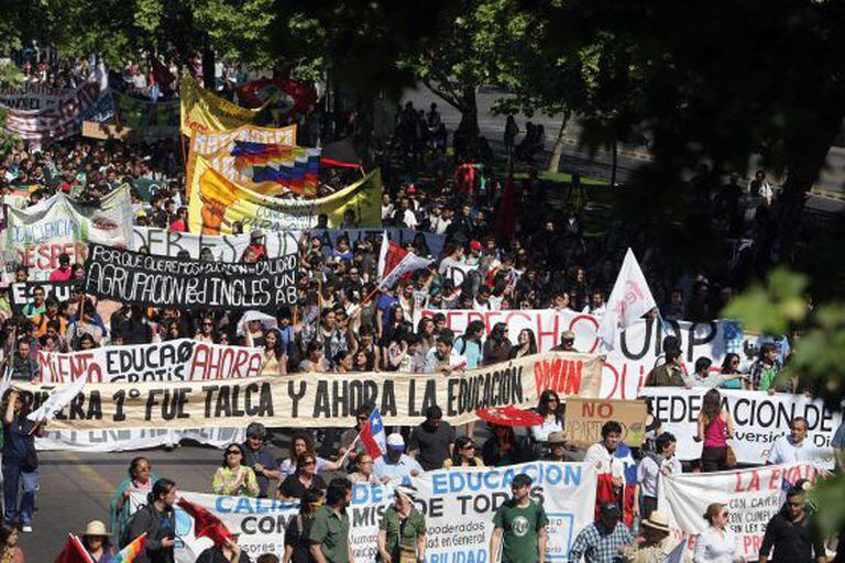 Centenas de manifestantes em uma passeata estudantil no Chile.