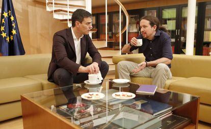 Os líderes do PSOE, Pedro Sánchez, e do Podemos, Pablo Iglesias, em reunião no Congresso dos Deputados no início de abril.