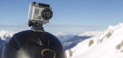 Câmera GoPro no capacete de um esquiador nos Alpes franceses.