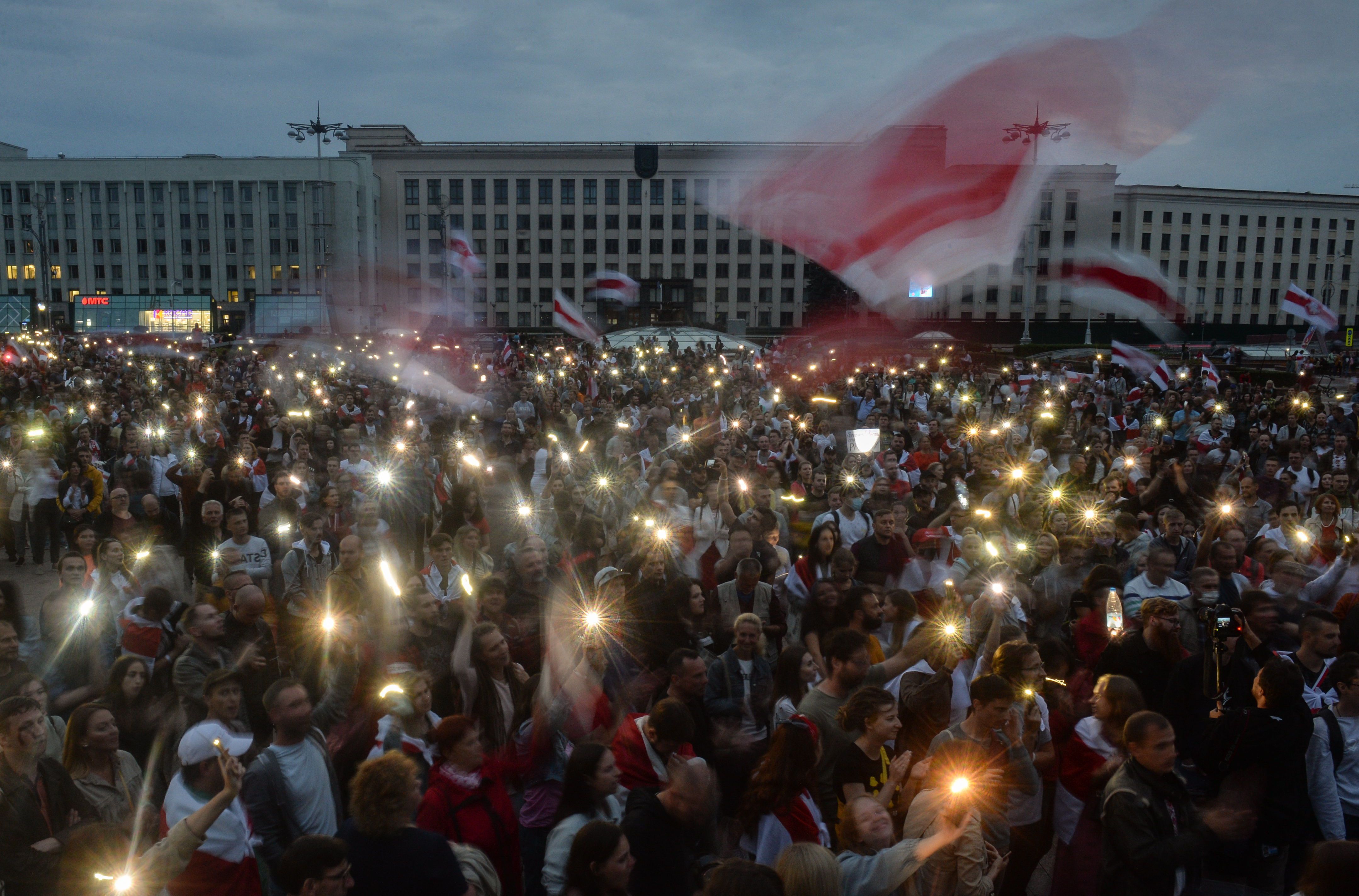 Manifestantes contrários ao presidente participam de um protesto nesta quinta-feira em Minsk.