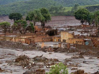 O povoado de Bento Rodrigues, sepultado por lama tóxica.