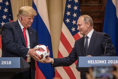 Donald Trump e Vladimir Putin na cúpula de Helsinque, em 2018. 