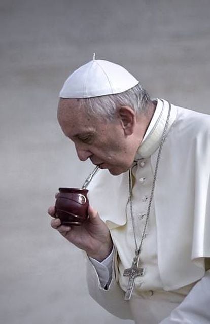 O papa bebe erva mate durante uma audiência em Roma, em 31 de agosto de 2016.