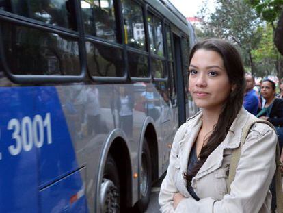 Passageiros à espera de ônibus em São Paulo.