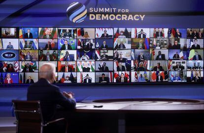 Joe Biden na abertura da cúpula internacional de líderes pela democracia.  Bolsonaro aparece na tela entre os participantes.