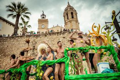Um dos carros alegóricos da quinta parada do Orgulho Gay em Barcelona (Espanha).