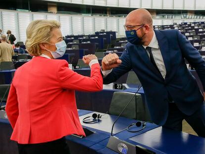 A presidenta da Comissão Europeia, Ursula von der Leyen, cumprimenta o presidente do Conselho Europeu, Charles Michel, nesta quarta-feira no Parlamento Europeu, em Estrasburgo.