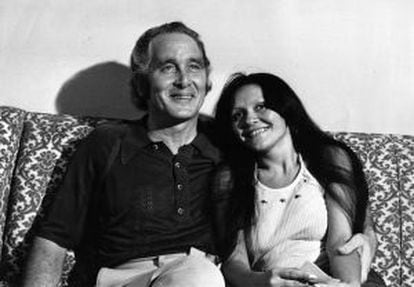 Ronald Biggs com sua segunda mulher, Raimunda Nascimento de Castro no Rio, em 1974.