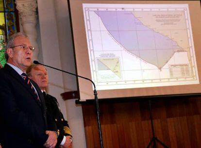 O ministro de Exteriores peruano expõe o mapa fronteiriço