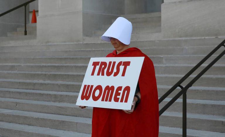 Uma mulher vestida como as personagens da série ‘O Conto da Aia’ protesta contra a nova lei antiaborto, em frente ao Capitólio da Geórgia
