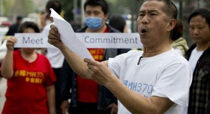 Familiares de passageiros chineses do MH370 protestam na embaixada da Malásia em Pequim.