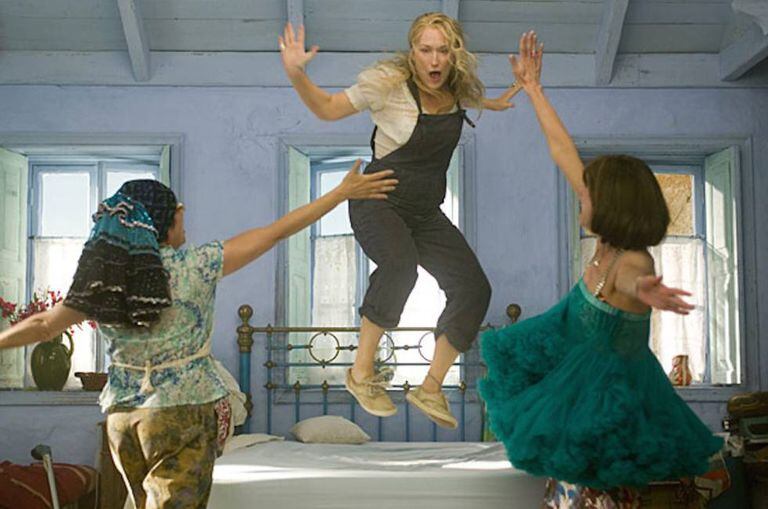 Meryl Streep e suas amigas fazendo-nos dançar com as canções de Abba em 'Mamma Mia! O filme' (2008).