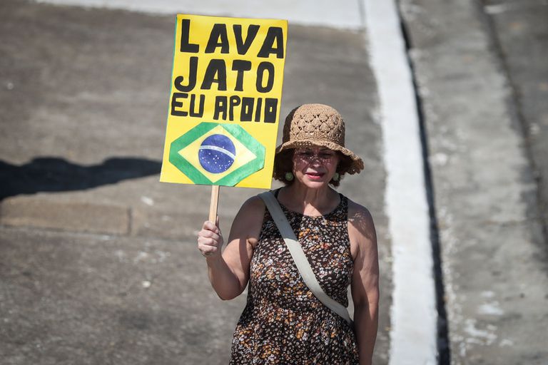 Manifestante solitária segura cartaz de apoio à Lava Jato, no final de 2020, em São Paulo.