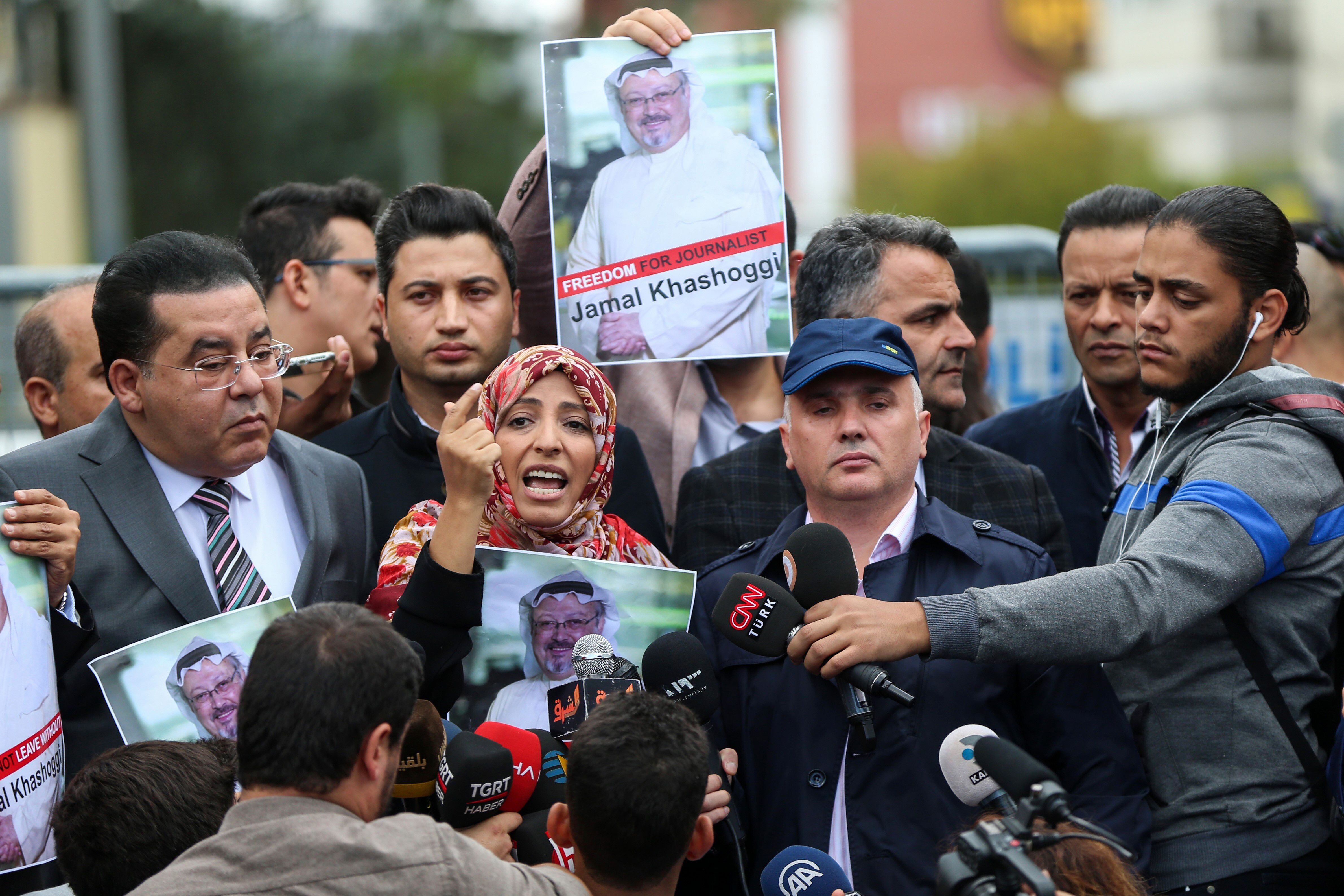 A Nobel da Paz iemenita Tawakkol Karman durante um protesto emoutubro de 2018, em Istambul, contra o desaparecimento do jornalista saudita Jamal Khashoggi.