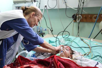 Uma médica atende uma criança no hospital de Al-Shifa.