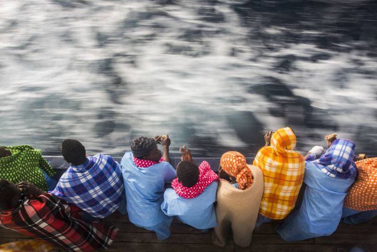 Imigrantes africanos a bordo de um barco da ONG espanhola Proativa Open Arms, que os resgatou na última quinta-feira próximo à Líbia.