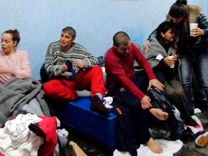 Vários sobreviventes na ilha de Kalymnos depois de serem resgatados (Grécia)