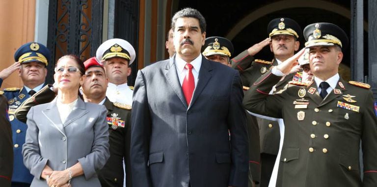 Nicolás Maduro ao lado do ministro da Defesa da Venezuela, general Vladimir Padrino Lopez e a primeira-dama, Cilia Flores.