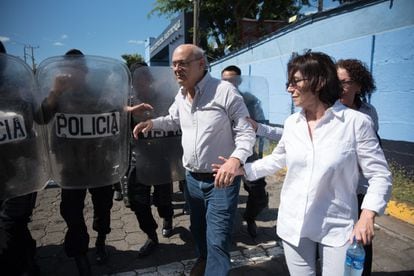 O jornalista Carlos Fernando Chamorro, rodeado por agentes de polícia em Manágua, em 15 de dezembro de 2018.