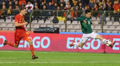 Hirving Lozano, do México, domina a bola diante do belga Meunier.