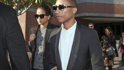 Pharrell Williams e sua esposa, na quarta-feira passada, no tribunal de Los Angeles que julgou o processo envolvendo ‘Blurred Lines’.
