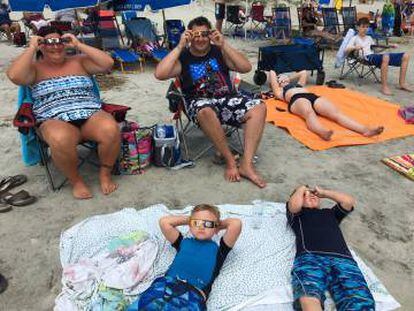 A família Lorenc viajou 15 horas de Nova York para Isle of Palms (Carolina do Sul) para ver o eclipse