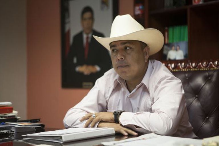 O prefeito de Badiraguato, Mario Alfonso Valenzuela, em seu gabinete.