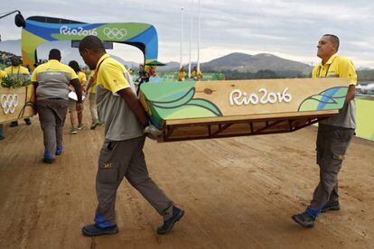 Funcion&aacute;rios retiram placas da Rio 2016, que chegou ao fim