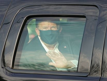 Donald Trump cumprimenta seus partidários fora do hospital Walter Reed Medical Center em Bethesda, Maryland.