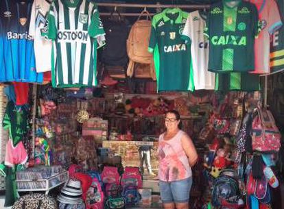 Barraca da Dona Odete vende camisas da Chape e do Atlético Nacional.