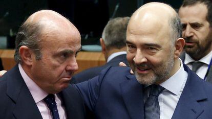 Pierre Moscovici, comissário de Finanças, com Luis de Guindos.