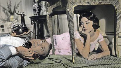 Se tem uma coisa que o confinamento propicia, além das múltiplas oportunidades para discutir com quem convivemos, é tempo para pensar e valorizar aquilo que tivemos no passado. Na imagem, Gary Cooper e Audrey Hepburn no filme ‘Um Amor na Tarde (1957).