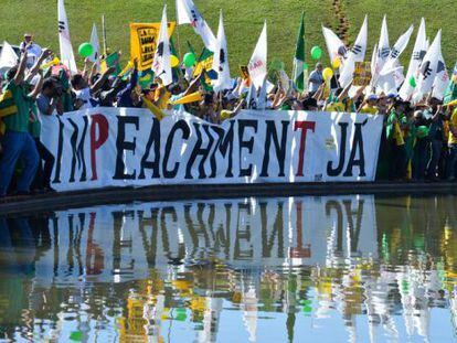 Integrantes do MBL realizam ato em frente ao Congresso Nacional, em Brasília, nesta quarta.