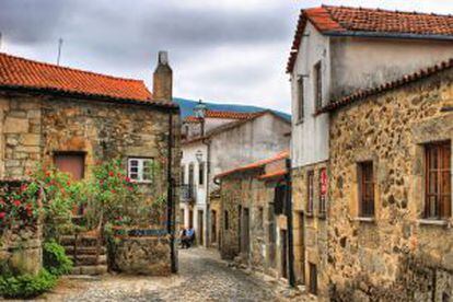 Ruas da aldeia de Linhares dá Beira, na Serra dá Estrela (Portugal).
