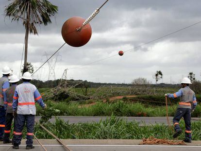 Técnicos trabalham para reparar torre de energia em Maracanaú, região metropolitana de Fortaleza, danificada supostamente pelas facções.