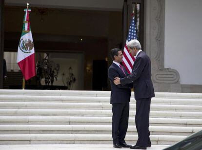 Kerry cumprimenta Peña Nieto hoje na Cidade do México.
