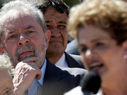 Lula ouve o discurso de Dilma Rousseff, ap&oacute;s a presidenta ser afastada do Governo no dia 12 de maio. 