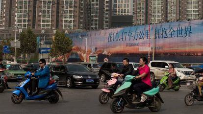 Motos elétricas cruzando uma avenida na cidade de Zhengzhou