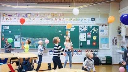 Crianças em uma sala de aula de um colégio público de Helsinque (Finlândia).