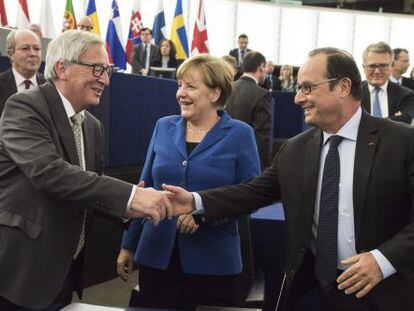 Jean-Claude Juncker (esq), saúda Merkel e Hollande no plenário do Parlamento Europeu em Estrasburgo (França) em 7 de outubro de 2015.