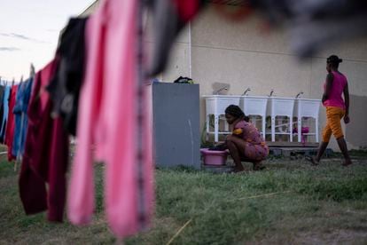 Uma migrante haitiana lava sua roupa em um albergue temporário em Del Rio (Texas). 